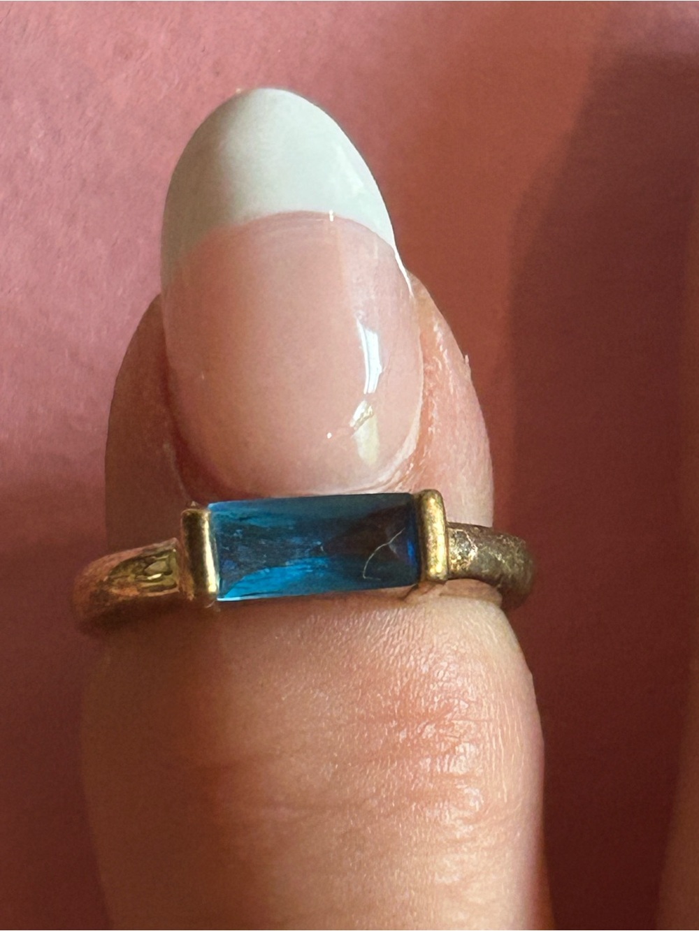 Women’s Vintage Avon Gold Tone Ring with Beautiful Blue Gemstone. Size 6.